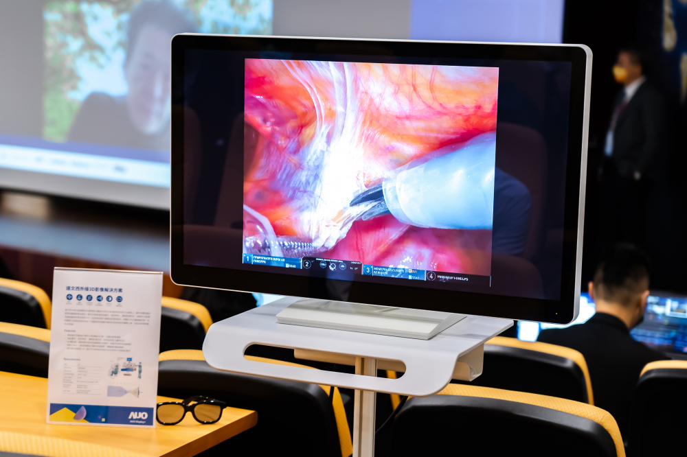 達擎於「國際大腸直腸外科論壇」中，成功導入達文西外接3D影像解決方案。透過達擎即時影像處理技術轉換為成1080p的高解析度畫質，將3D擬真畫面即時呈現於32吋4K 3D醫療顯示器