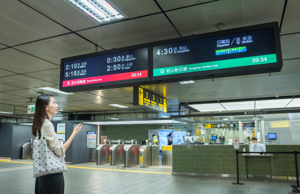 達擎TARTAN顯示器的特殊長條型比例非常適合空間與高度有限的大眾運輸場域應用，具備工業等級高品質、高亮度、高解析與高色彩飽和度等優勢，打造都會智能車站新風貌。