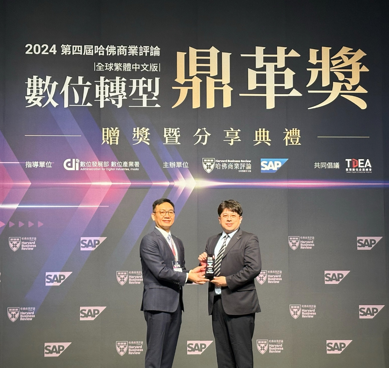 88BIFA推動數位轉型有成，榮獲2024「數位轉型鼎革獎」機構首獎，同時以永續發展融入企業核心，重塑ESG人資新思維，獲得ESG特別獎雙重榮耀